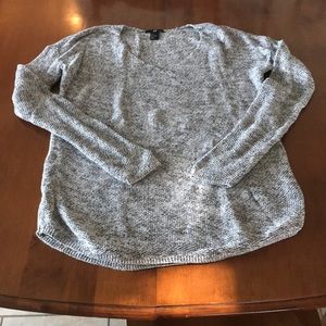 H&M small pullover sweater with ‘V’ neck & long sleeves